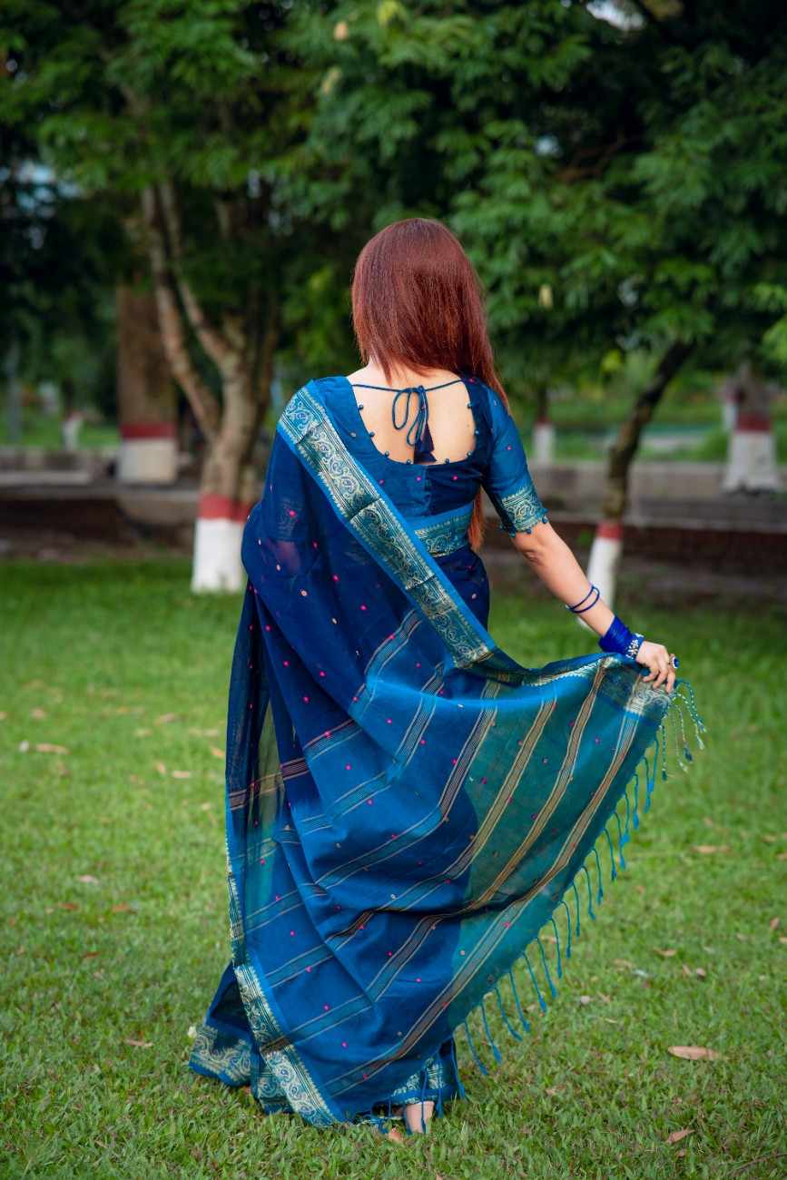 বাহারি দেশীয় মাসলাই সফট কটন সুতি শাড়ি - সুতার কাজের অনন্য সৌন্দর্য! (কোড: 605) - Image 3