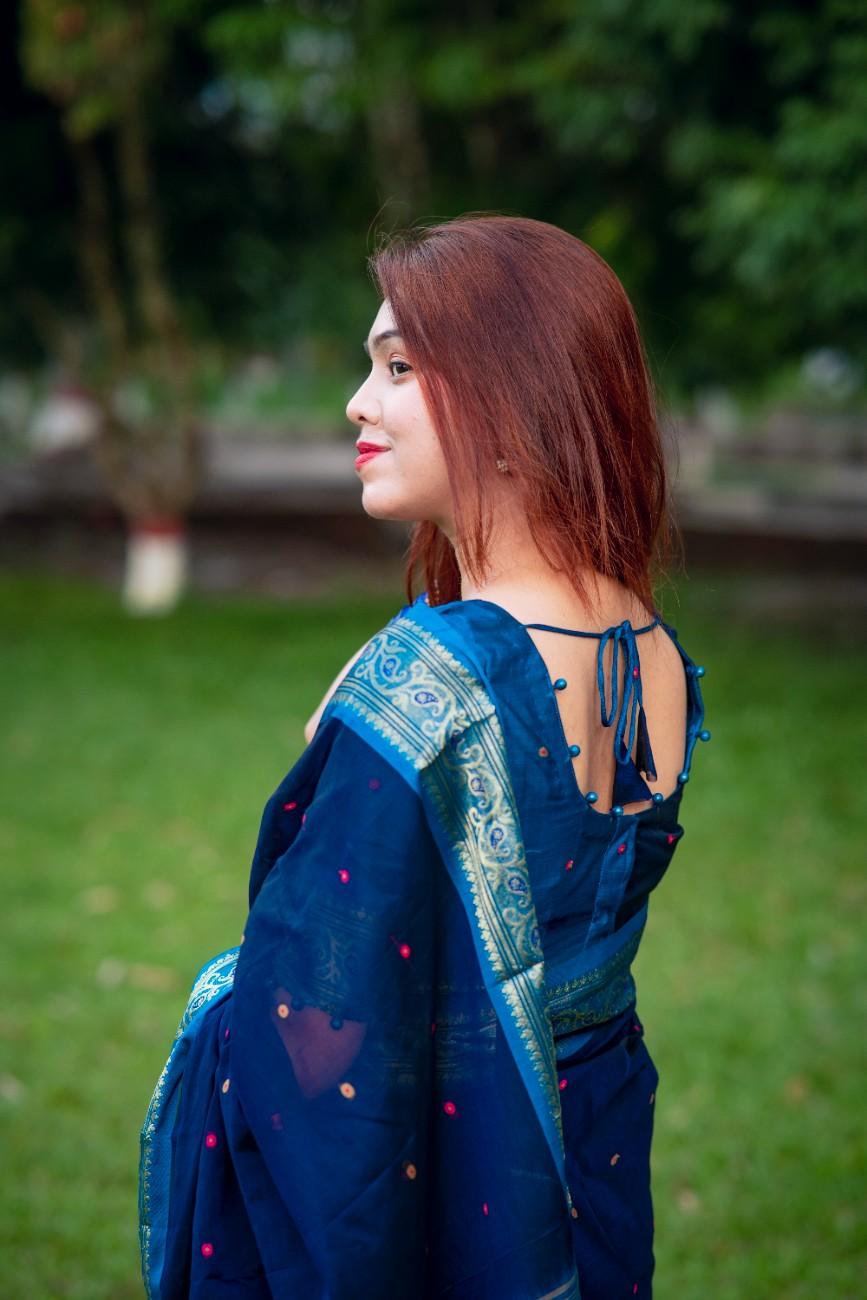 বাহারি দেশীয় মাসলাই সফট কটন সুতি শাড়ি - সুতার কাজের অনন্য সৌন্দর্য! (কোড: 605) - Image 4