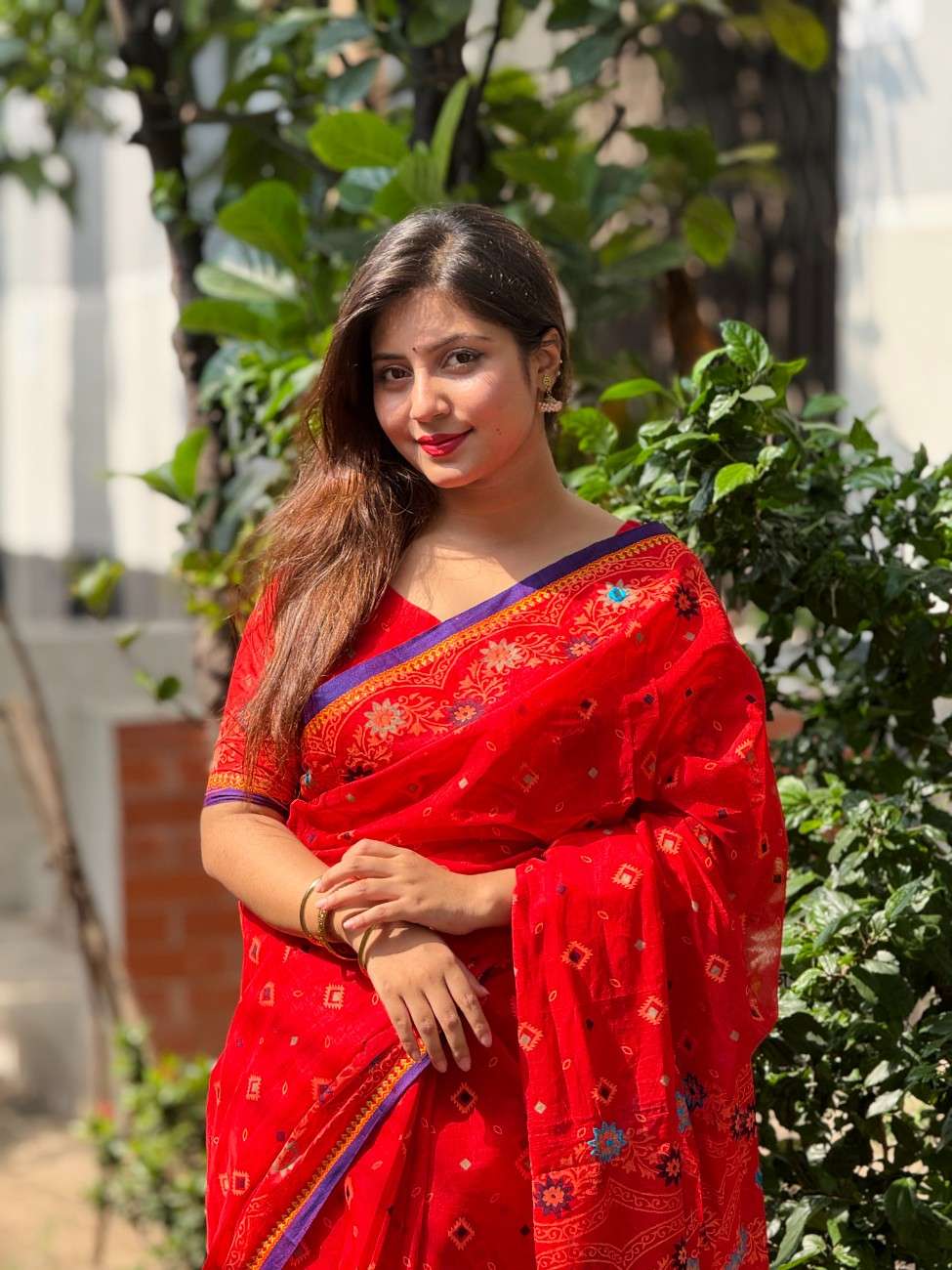 সম্পূর্ণ বাহারি সিল্ক বুটিক শাড়ি – পুরা শাড়িতে সুতার ও এমব্রয়ডারি কাজ করা!(কোড-18)