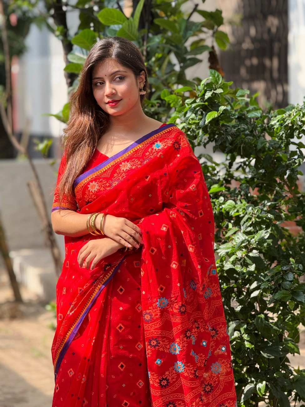 সম্পূর্ণ বাহারি সিল্ক বুটিক শাড়ি – পুরা শাড়িতে সুতার ও এমব্রয়ডারি কাজ করা!(কোড-18) - Image 4