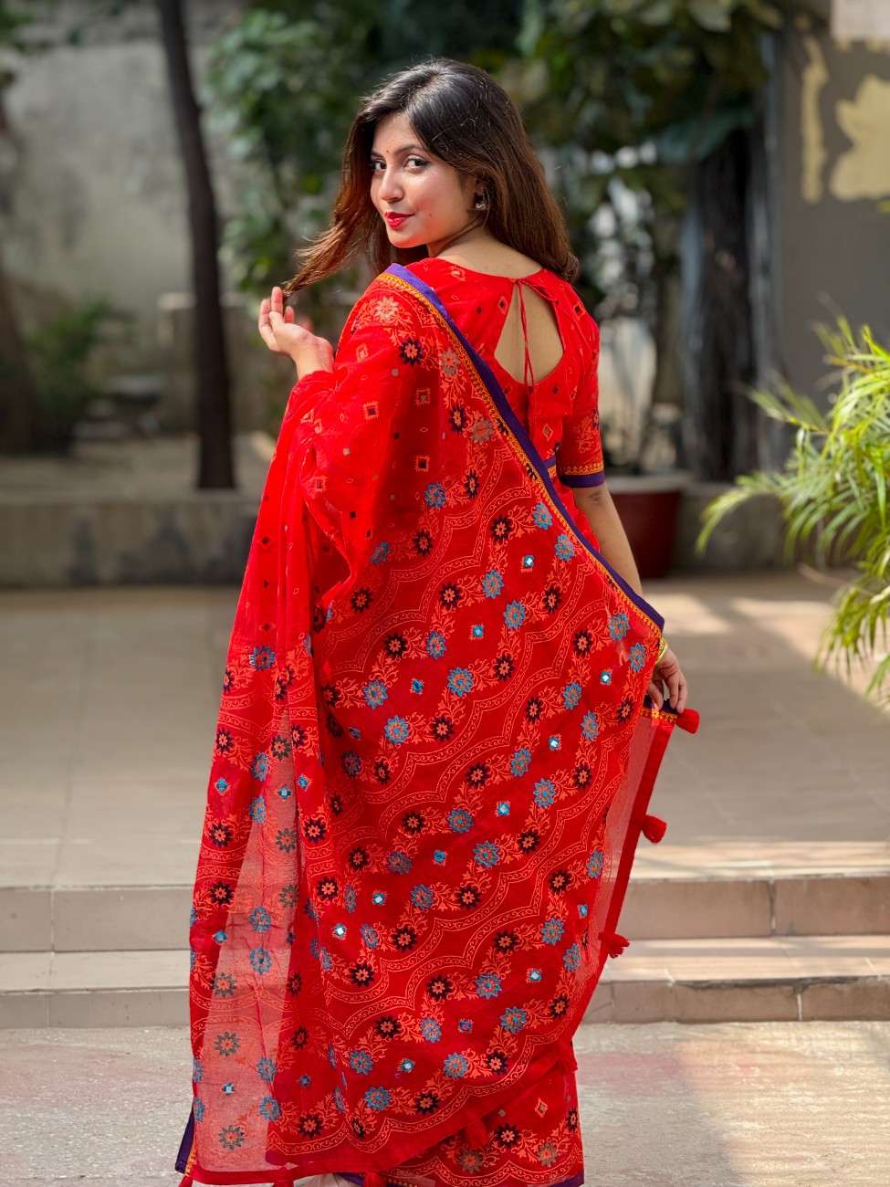 সম্পূর্ণ বাহারি সিল্ক বুটিক শাড়ি – পুরা শাড়িতে সুতার ও এমব্রয়ডারি কাজ করা!(কোড-18) - Image 2