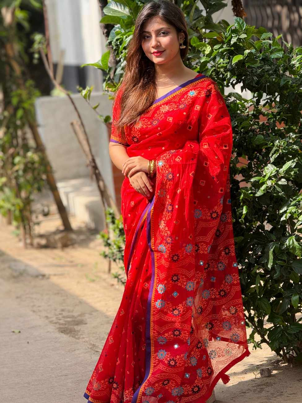 সম্পূর্ণ বাহারি সিল্ক বুটিক শাড়ি – পুরা শাড়িতে সুতার ও এমব্রয়ডারি কাজ করা!(কোড-18) - Image 3