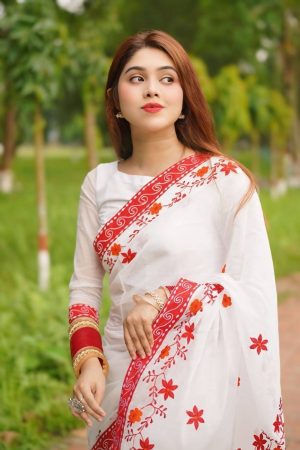 ইন্ডিয়ান এমব্রয়ডারি এবং কালামকারী সুতার কাজ করা শাড়ি সাথে রানিং ব্লাউজ পিস থাকবে (Code PBS203)