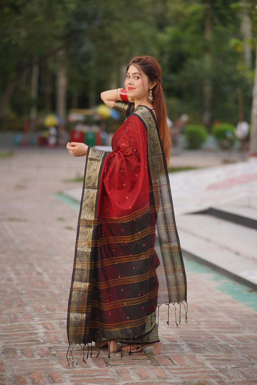 বাহারি দেশীয় সফট কটন সুতি শাড়ি - সুতার কাজের অনন্য সৌন্দর্য! (কোড: 606) - Image 3